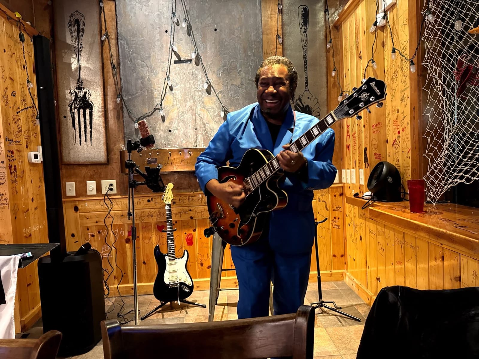 Eugene guitar image 3